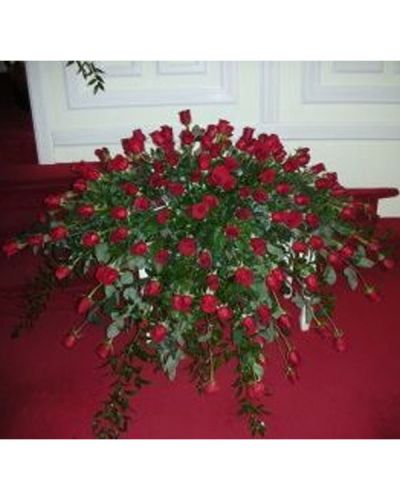 This Sympathy Casket Cover, in beautiful red, is a touching symbol of your sympathy and support.
<ul>
 	<li>Our florists hand-design each arrangement, so colors, varieties and containers may vary due to local availability</li>
</ul>
